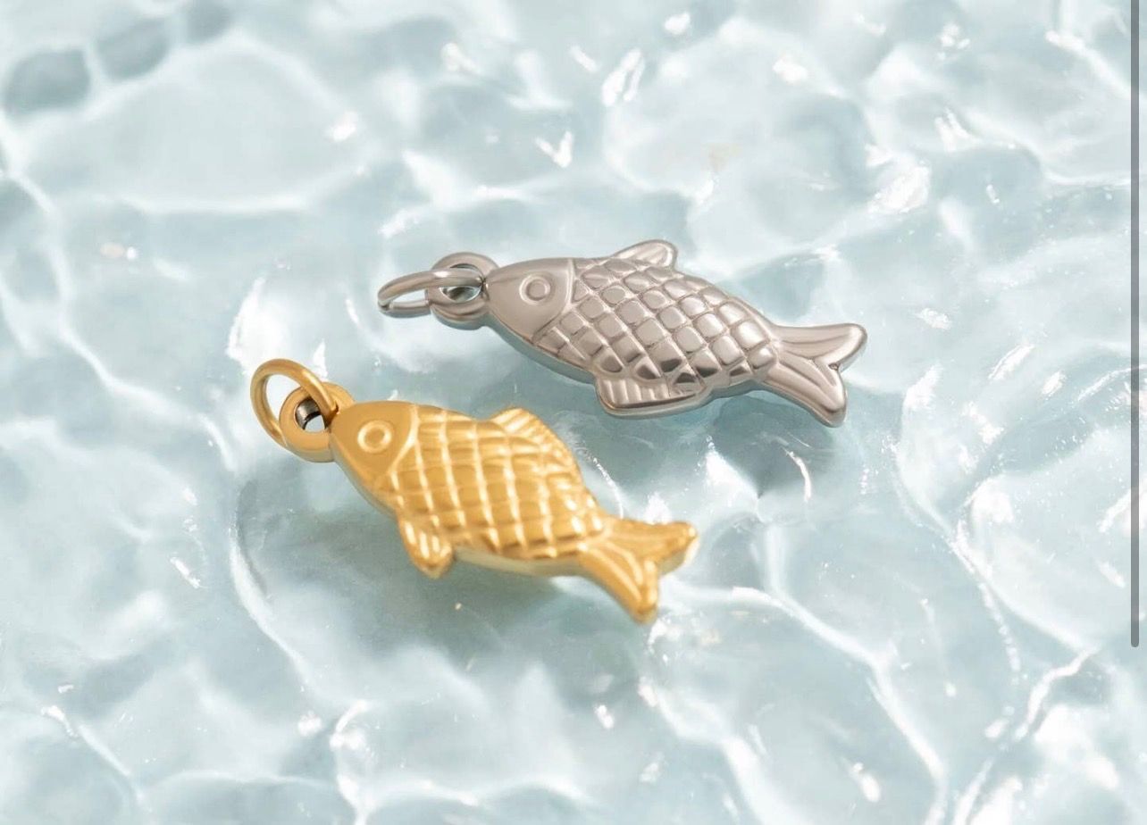 Fishy Charm (silver)