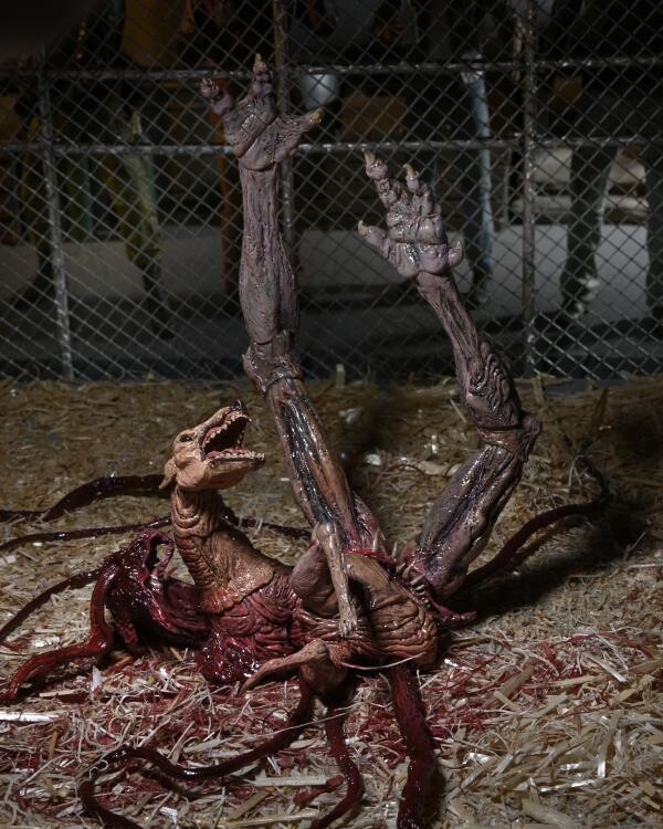 NECA 7" Scale The Thing Ultimate Dog Creature Set