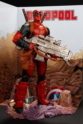 McFarlane MARVEL Deapdool 1:6th Scale Collectible with Scene & Comic (Deadpool #1)