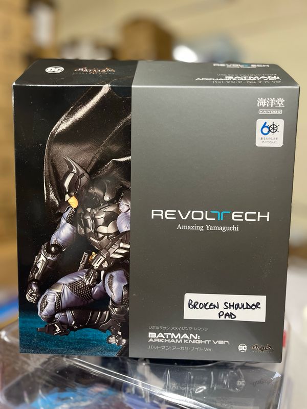 ***BROKEN LEFT SHOULDER PAD*** Kaiyodo Amazing Yamaguchi  Revoltech NR038 Batman (Arkham Knight) Action Figure