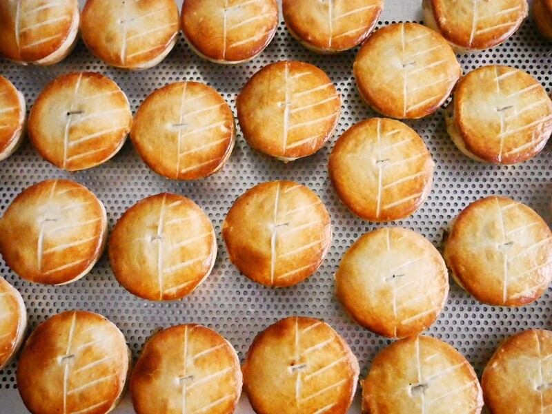 PARTY BOX OF 16 MINI PIES - 4 x Guinness, 4 x Thai Chicken, 4 x Mince Cheese, 4 x Spinach Feta, or we can personalize to your requirements, just let us know in the comments section upon check out. PARTY BOX OF 16 MINI PIES - 4 x Guinness, 4 x Thai Chicken, 4 x Mince Cheese, 4 x Spinach Feta, or we can personalize to your requirements, just let us know in the comments section upon check out.