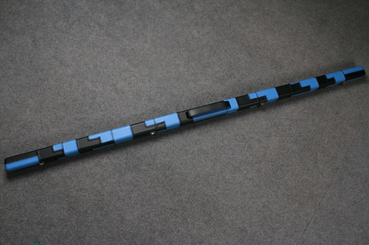 1 Piece Thin Snooker Cue Case for a Single Cue in Black and Blue with Stud Ends 1 Piece Thin Snooker Cue Case for a Single Cue in Black and Blue with Stud Ends