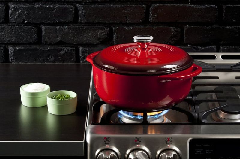 Lodge 4.5 quart Round Red Dutch Oven