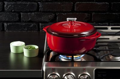 Lodge 4.5 quart Round Red Dutch Oven