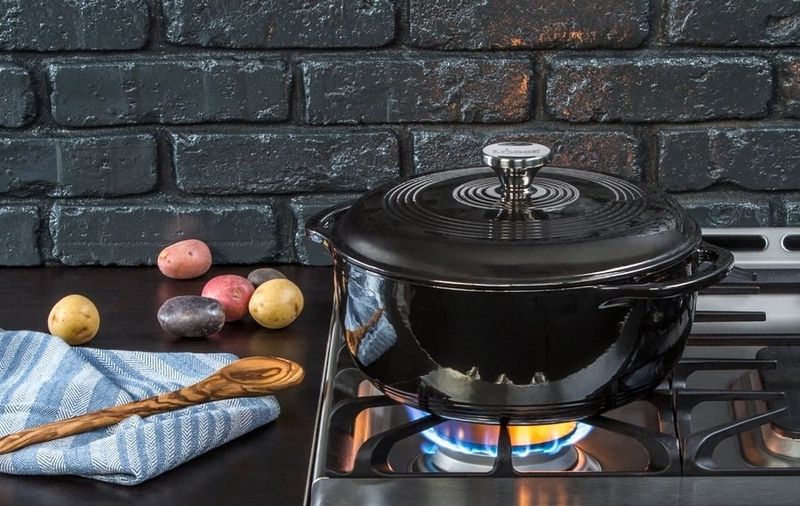 Lodge 6 quart Round Midnight Dutch Oven