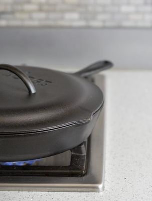 Lodge 9" Pre-Seasoned Cast Iron Lid