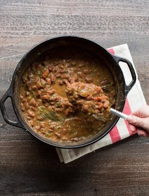 Lodge 7 quart Round Pre-Seasoned Cast Iron Dutch Oven