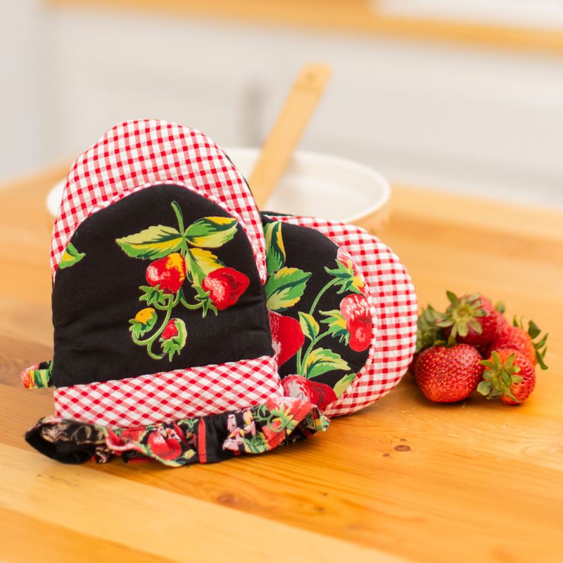 April Cornell Black Strawberry Patchwork Mini Oven Mitts, set of 2