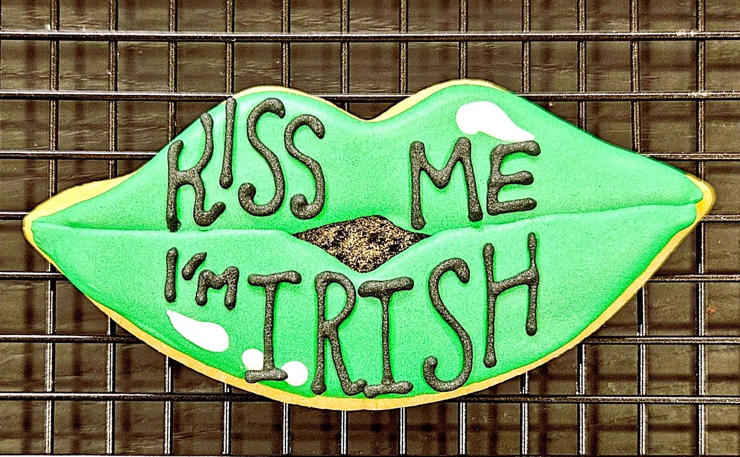 'Kiss Me' Irish Lip Vanilla Cookie