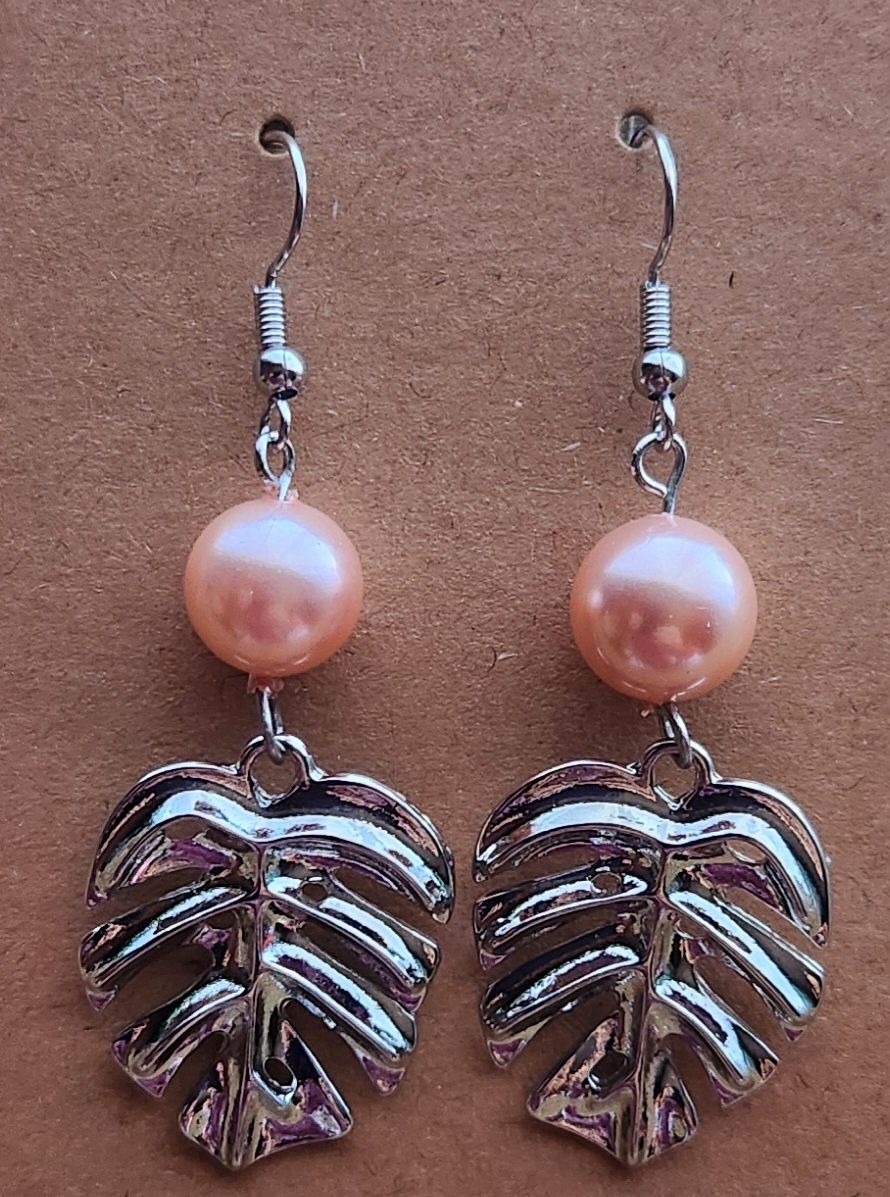 Earrings Metal + Pearl, Colour: silver, design: Monstera, pearl color: Pink Pearl