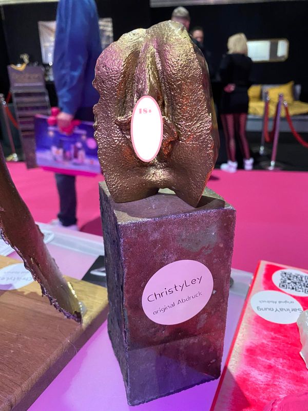 Detaillierter Vulva Abdruck in Bronze gegossen von Christy Ley