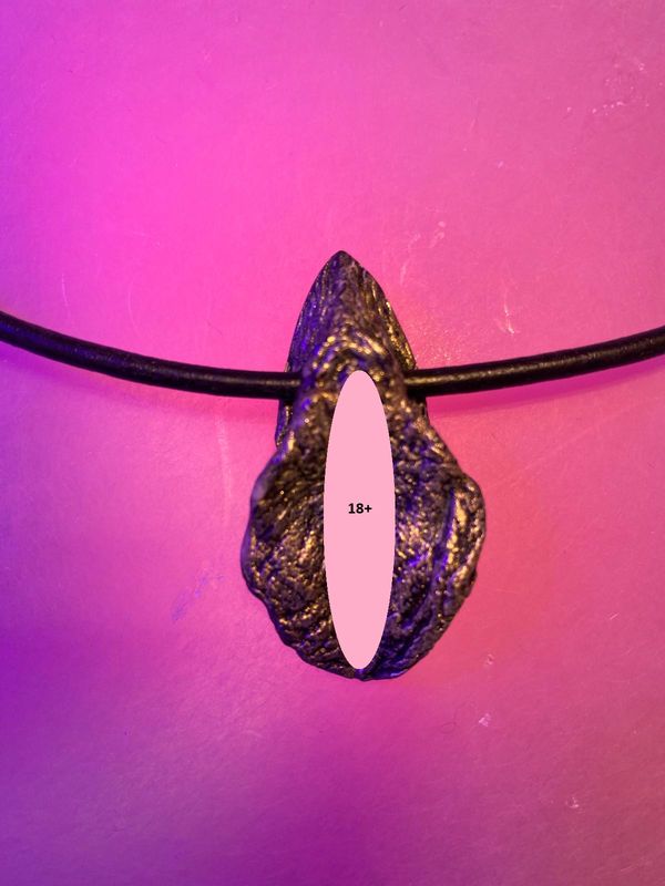 Kettenanhänger mit Vulva Abdruck von Christy Ley