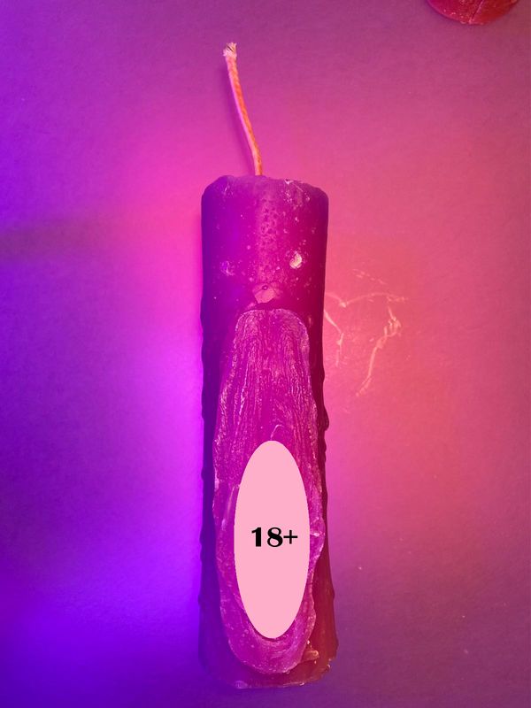 Kerze mit Vulva Abdruck von Sarina Young