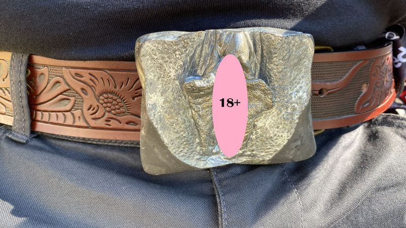 Gürtelschnalle mit Vulva Abdruck von Christy Ley