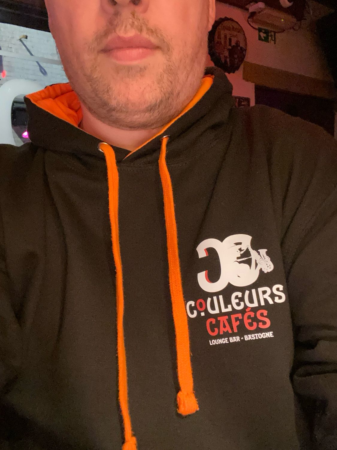 Sweatshirt capuche noir flash orange