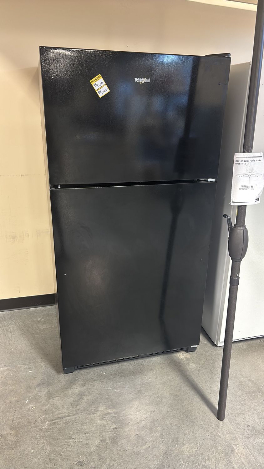 Whirlpool 20.5-cu ft Top-Freezer Refrigerator (Black)