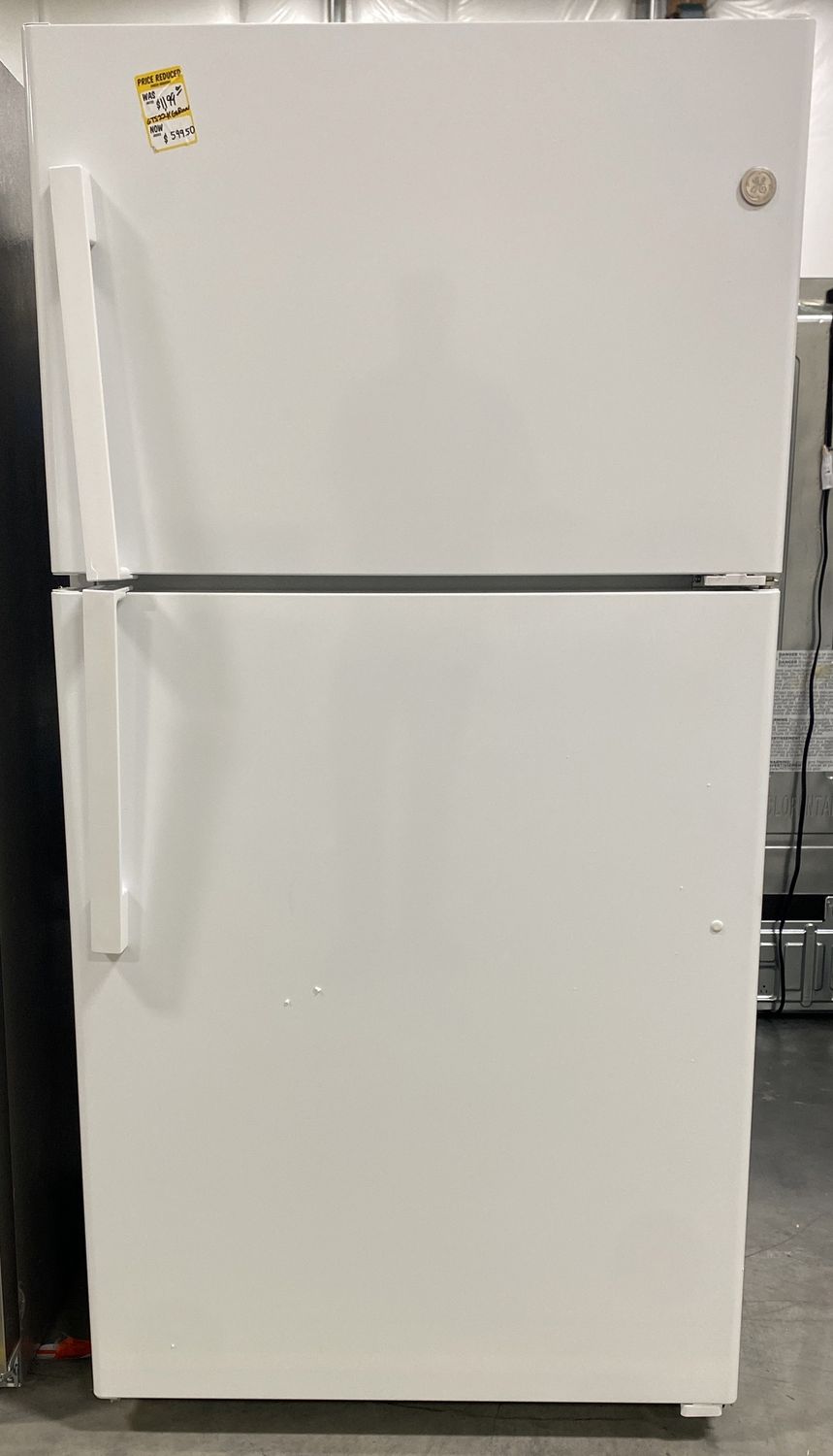 GE Garage-ready 21.9-cu ft Top-Freezer Refrigerator (White)