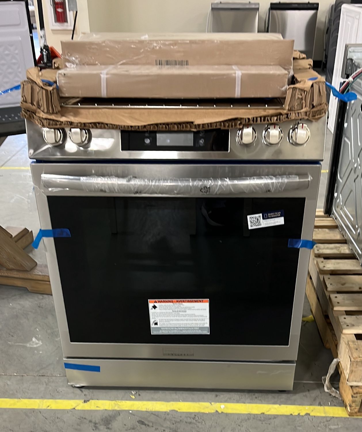 Frigidaire Gallery 30-in 5 Burners 6-cu ft Self-Cleaning Air Fry Convection Oven Slide-in Natural Gas Range (Fingerprint Resistant Stainless Steel)