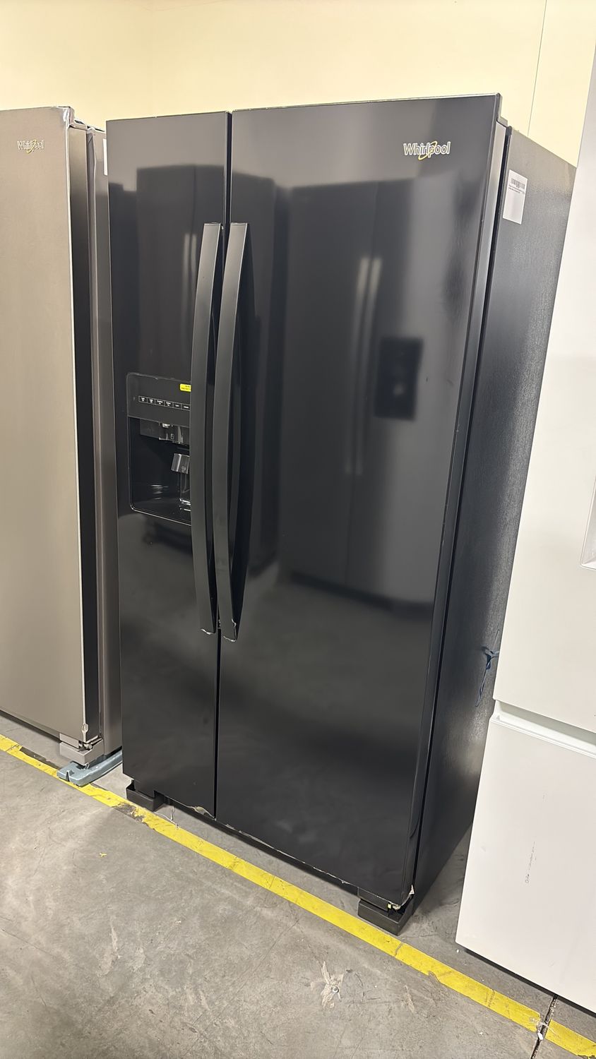 Whirlpool - 21.4-cu ft Side-by-Side Refrigerator with Ice Maker, Water and Ice Dispenser (Black)