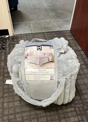 Member's Mark Faux Fur Down Alternative Comforter 1 pillow case (King Size)