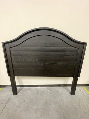 B635 SHARLOWE - QUEEN PANEL HEADBOARD