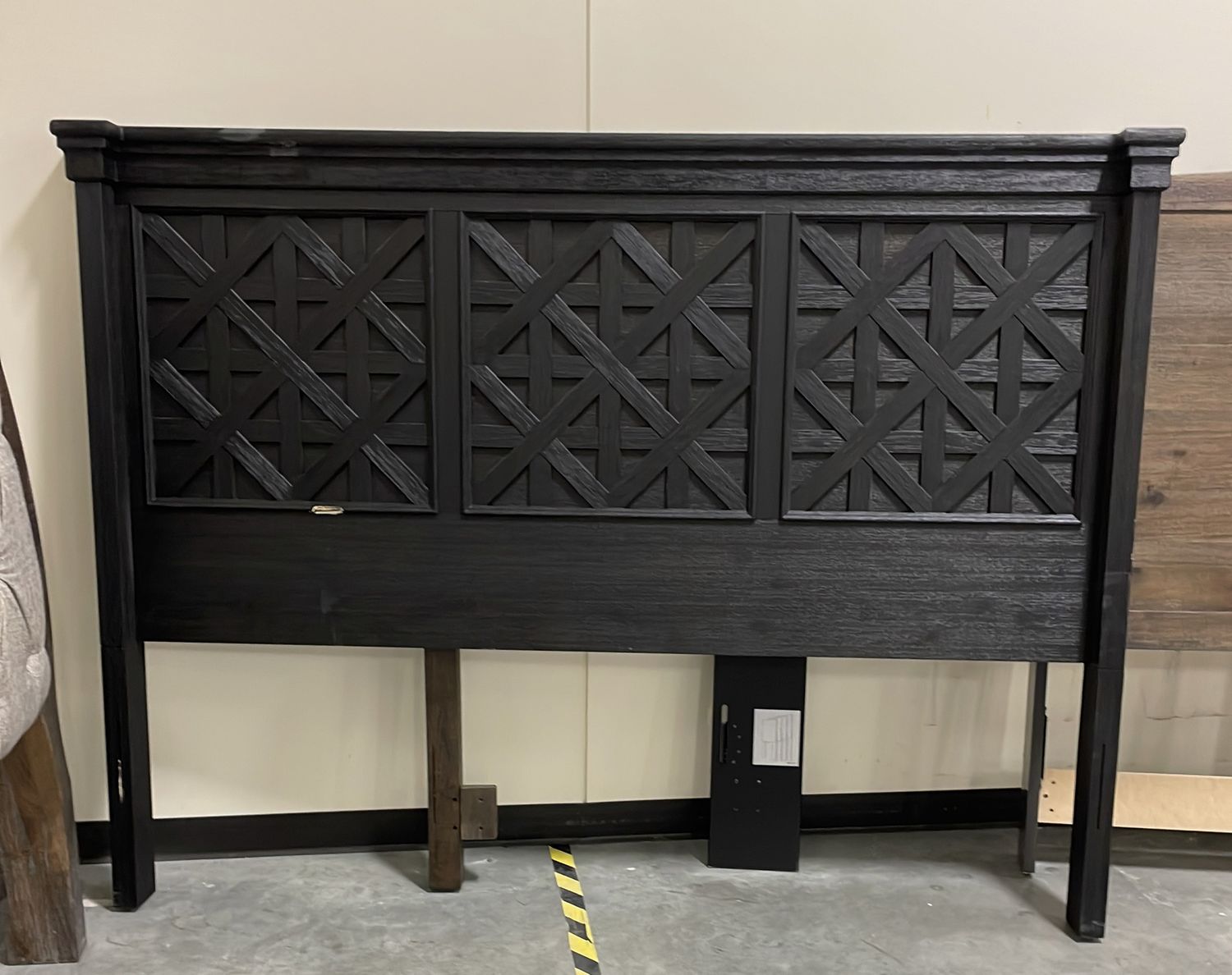 B736 TYLER CREEK - KING/CAL KING PANEL HEADBOARD