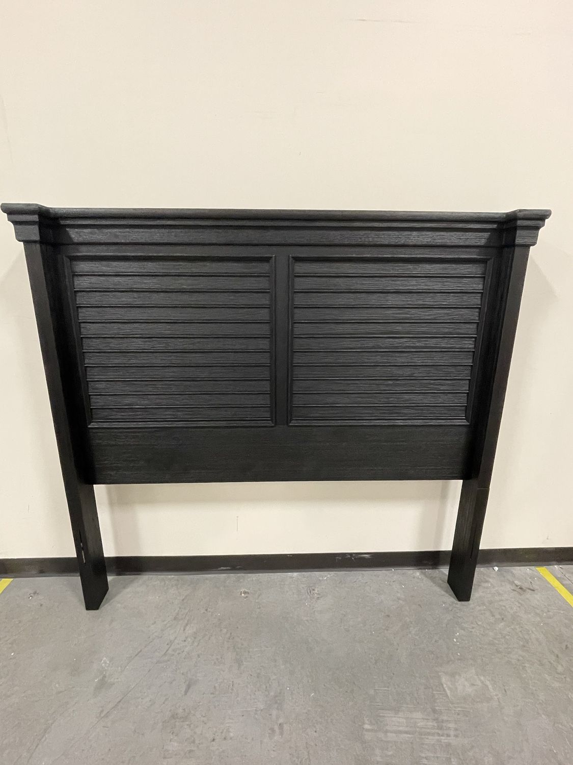 B736 TYLER CREEK - QUEEN LOUVERED HEADBOARD