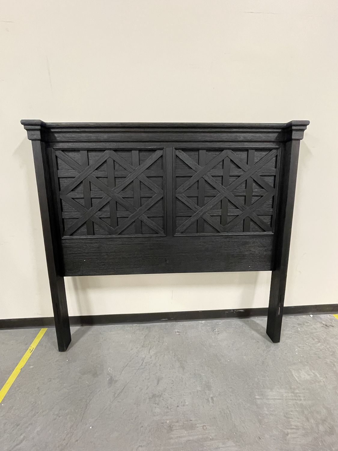 B736 TYLER CREEK - QUEEN PANEL HEADBOARD