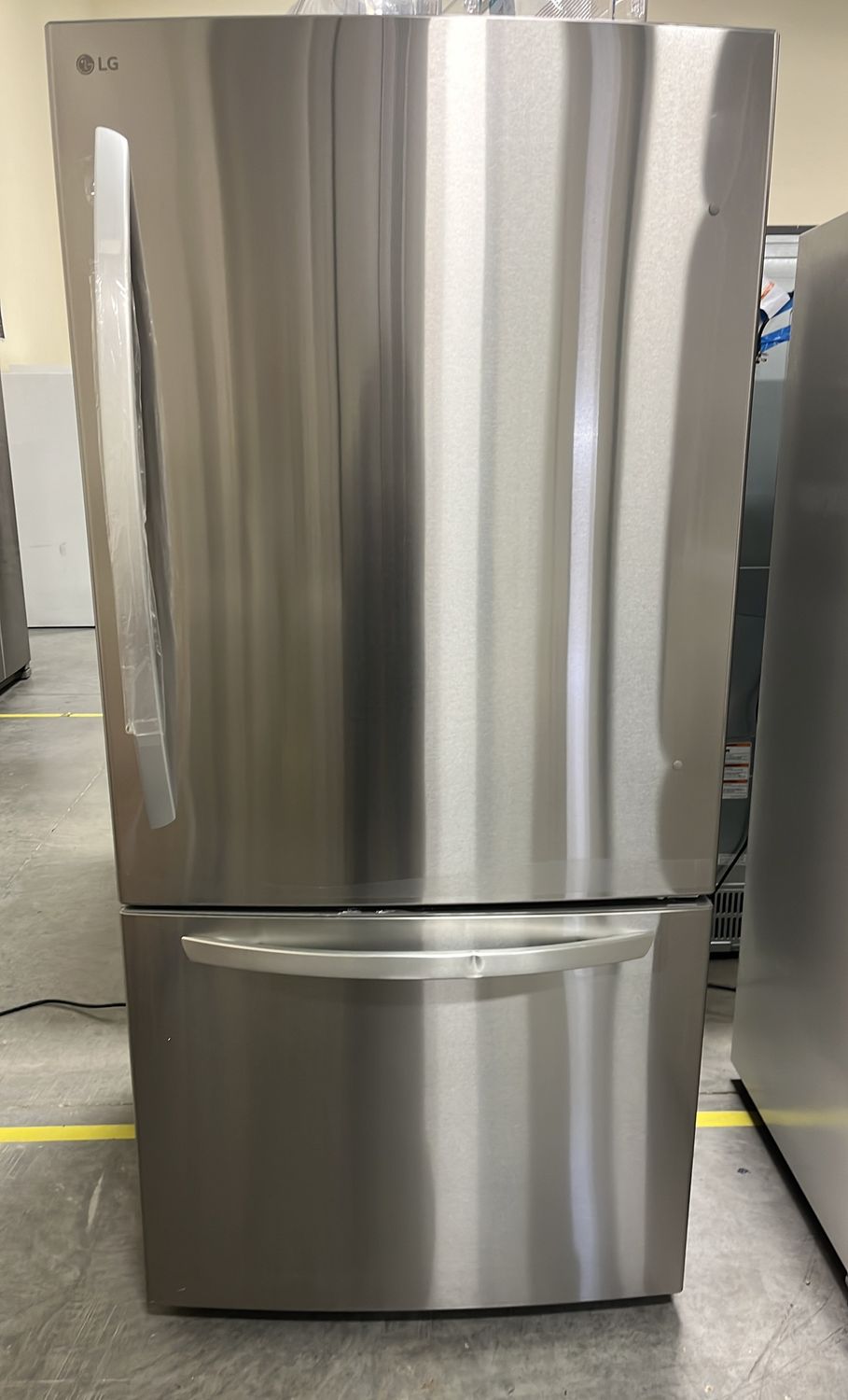 LG 25.5-cu ft Bottom-Freezer Refrigerator with Ice Maker (Fingerprint Resistant) ENERGY STAR