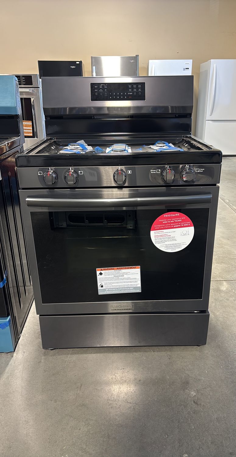 Frigidaire 30-in 5 Burners 5.1-cu ft Self-Cleaning Air Fry Convection Oven Freestanding Natural Gas Range (Smudge-proof Black Stainless Steel)