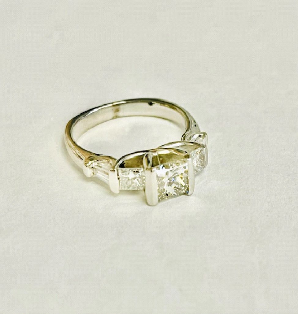 18K WHITE GOLD RING
