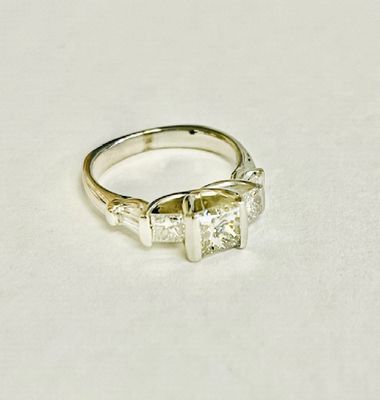 18K WHITE GOLD RING
