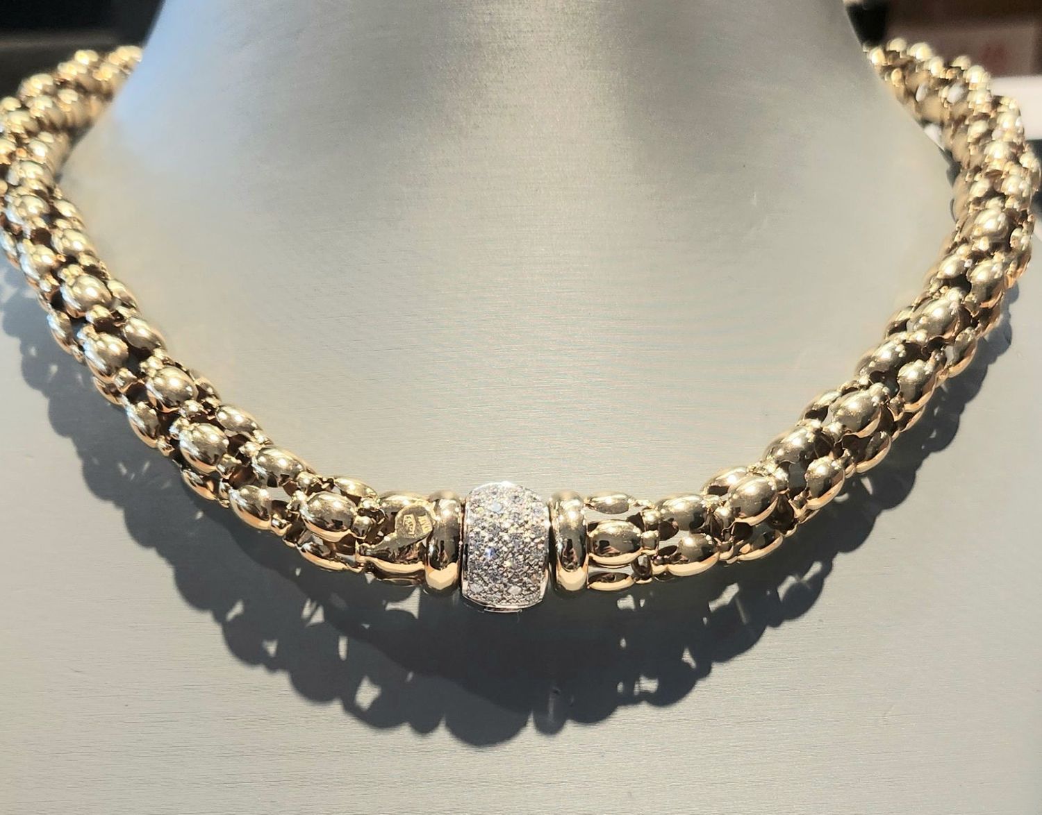 GOLD FANCEY NECKLACE WITH DIAMONDS