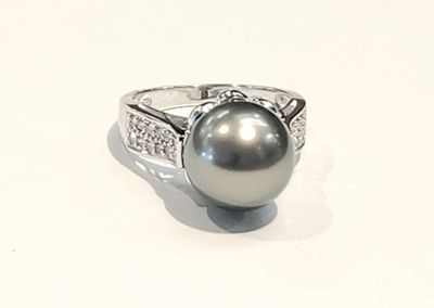 14K W GOLD RING WITH 0.27CT DIA AND 11 MM BLACK TAHITIAN PEARL 14K W GOLD RING WITH 0.27CT DIA AND 11 MM BLACK TAHITIAN PEARL