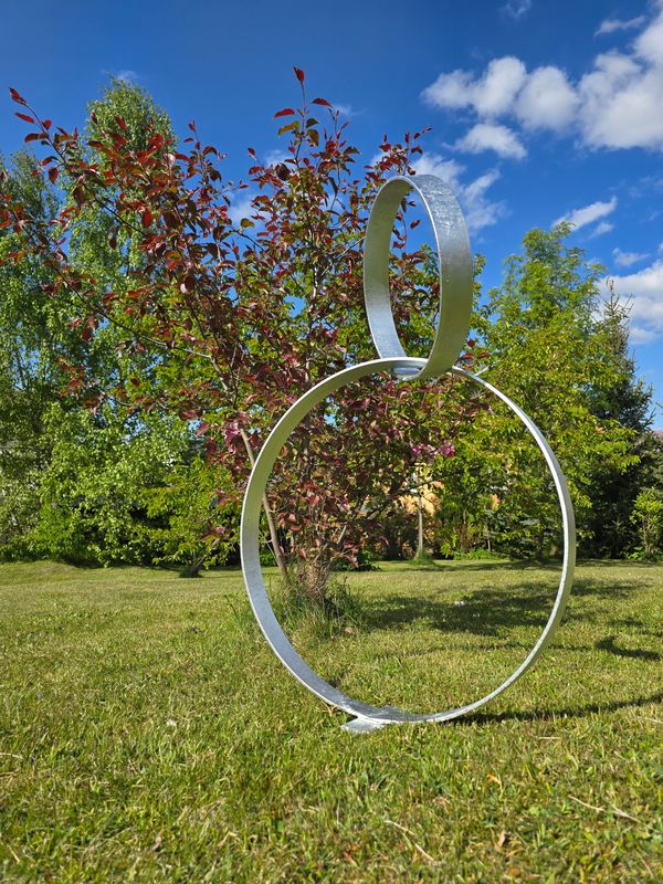 " Stille Verbindung " Skulptur für den Garten, aus Flachstahl