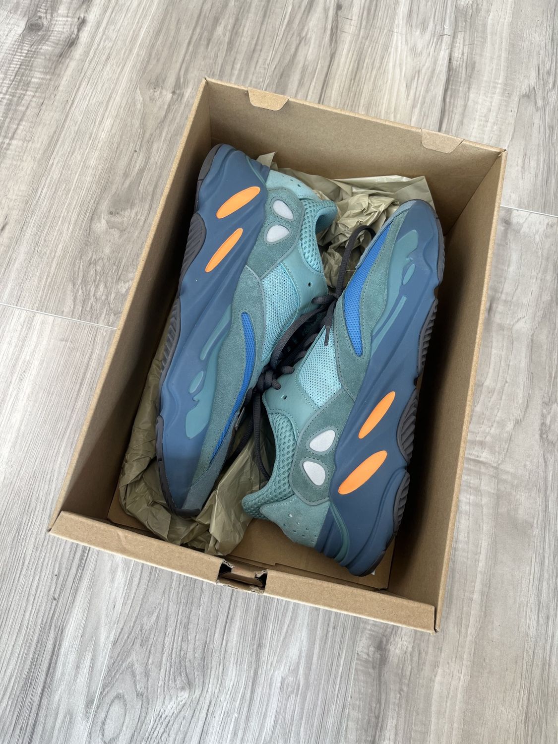 YEEZY 700 FADED AZURE, USED: 10.5