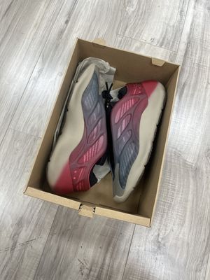 YEEZY 700 FADE CARBON  MEN’S VNDS
