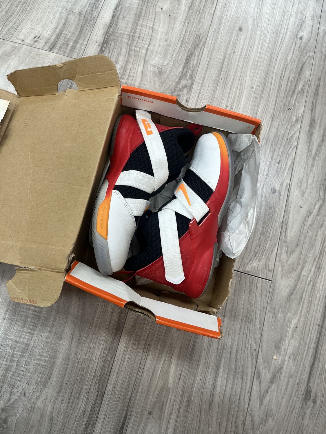 LEBRON SOLDIER WHITE BLACK RED, USED: 2Y