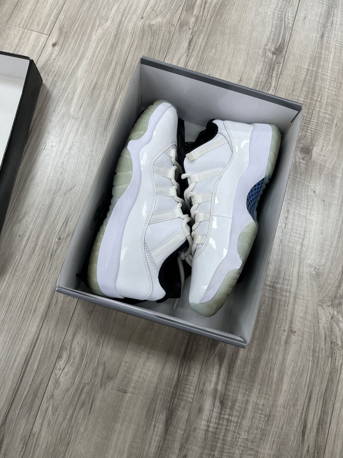JORDAN 11 LOW LEGEND BLUE, USED: 8.5