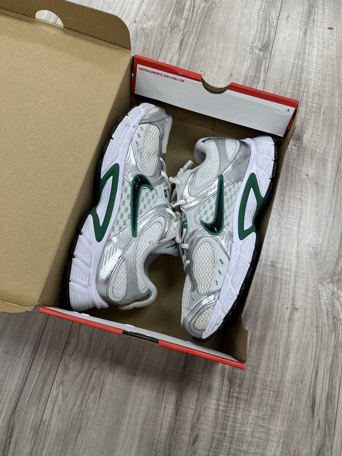 NIKE V 5 RUNNER WHITE GREEN, USED: 10.5
