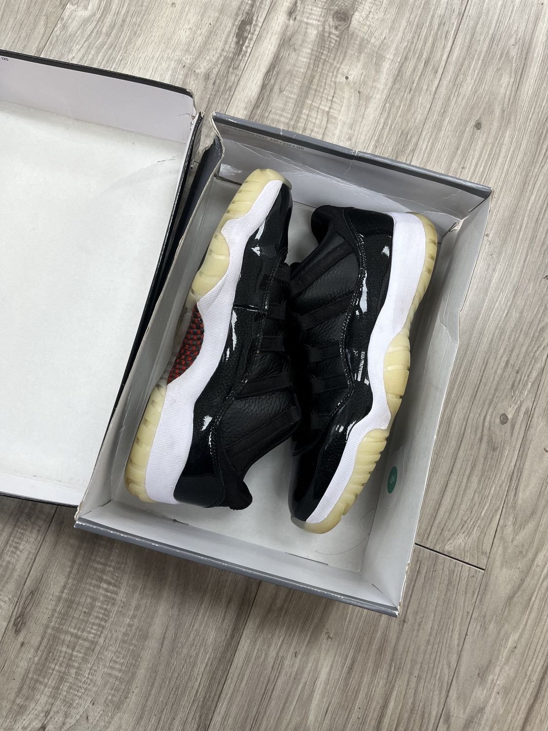 JORDAN 11 LOW 72-10, USED: 9