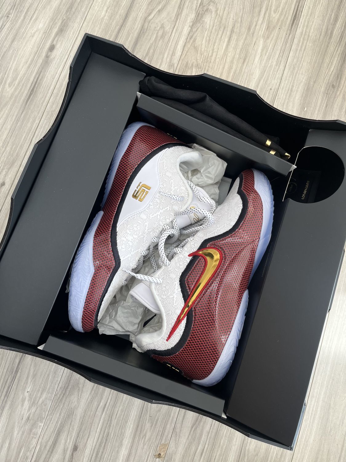 LEBRON 24 WHITE RED, USED: 12