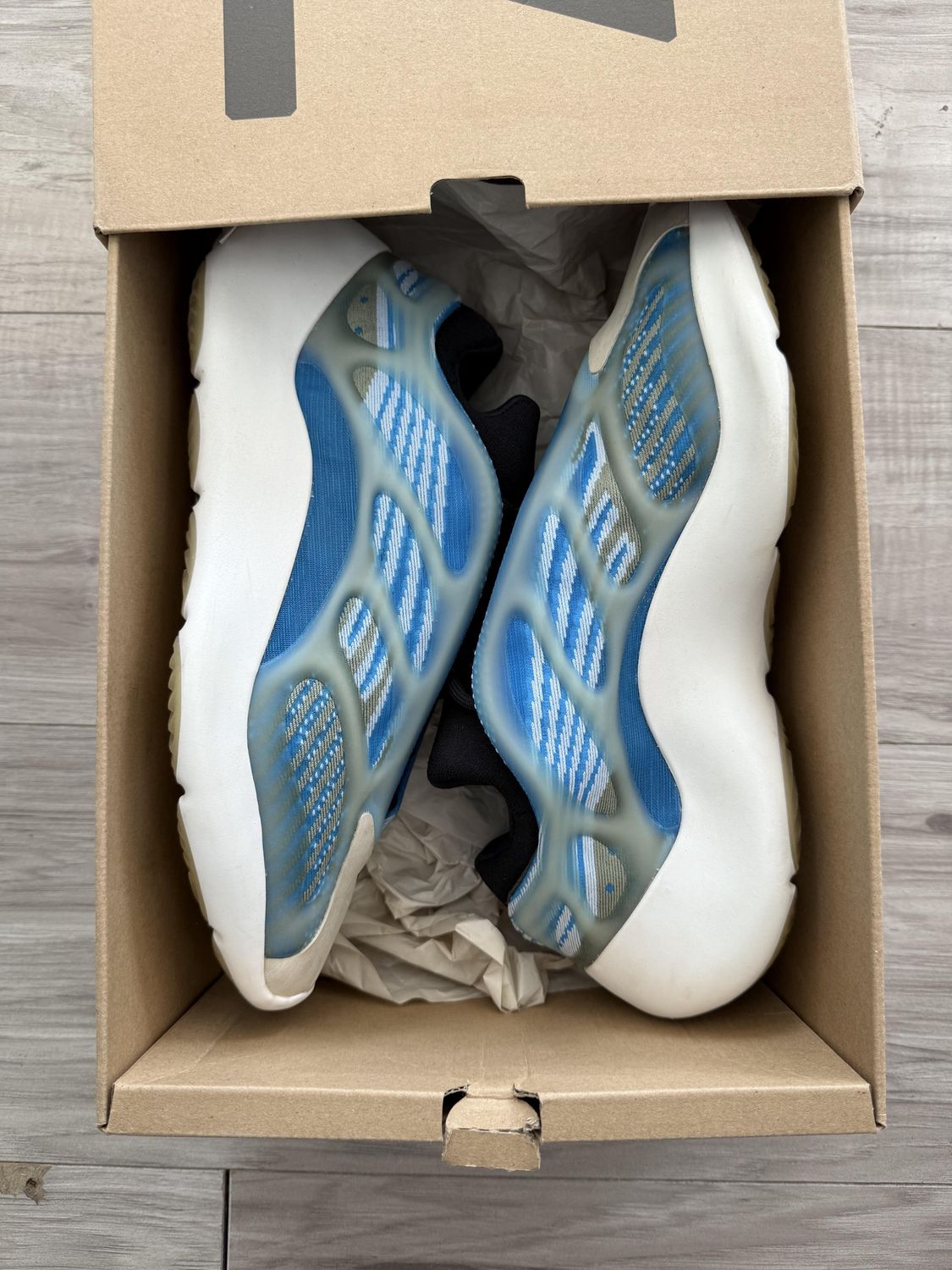 YEEZY 700 V3 ARZARETH, USED: 11