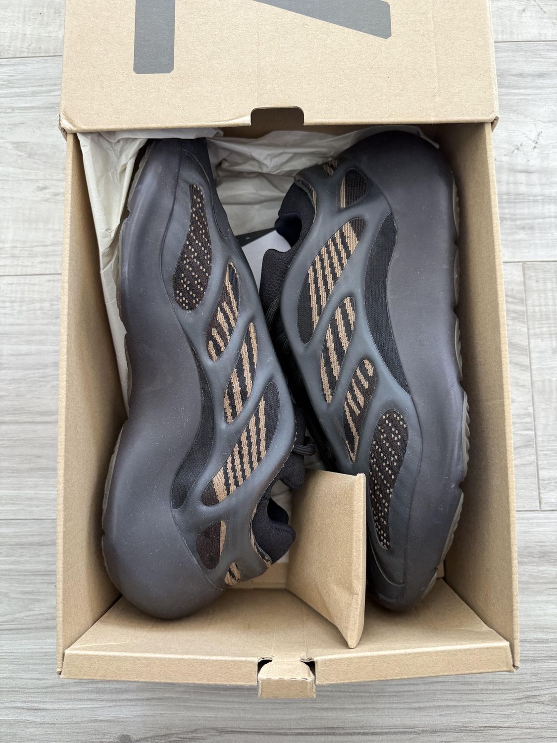YEEZY 700 V3 CLAY BROWN, USED: 11.5