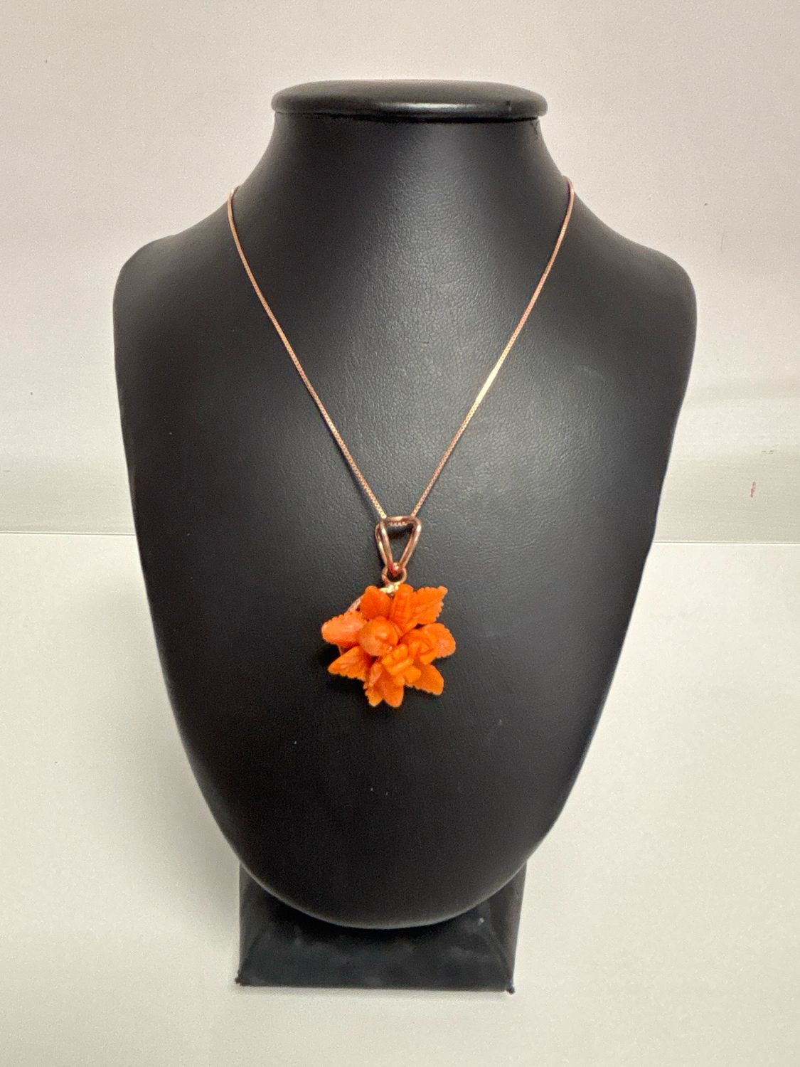 Collana rosè in argento 925 e fiori in corallo Mediterraneo,