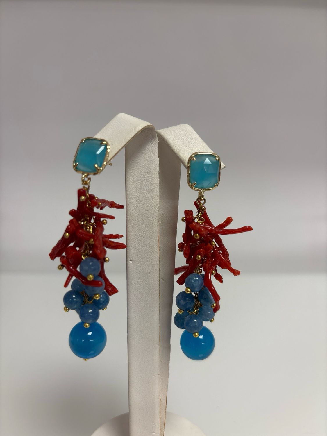 Orecchini in bronzo rodiato color oro, quarzo blu e corallo mediterraneo