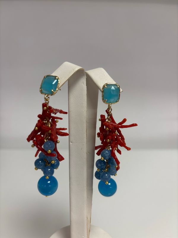 Orecchini in argento 925 rodiato color oro, quarzo blu e corallo mediterraneo