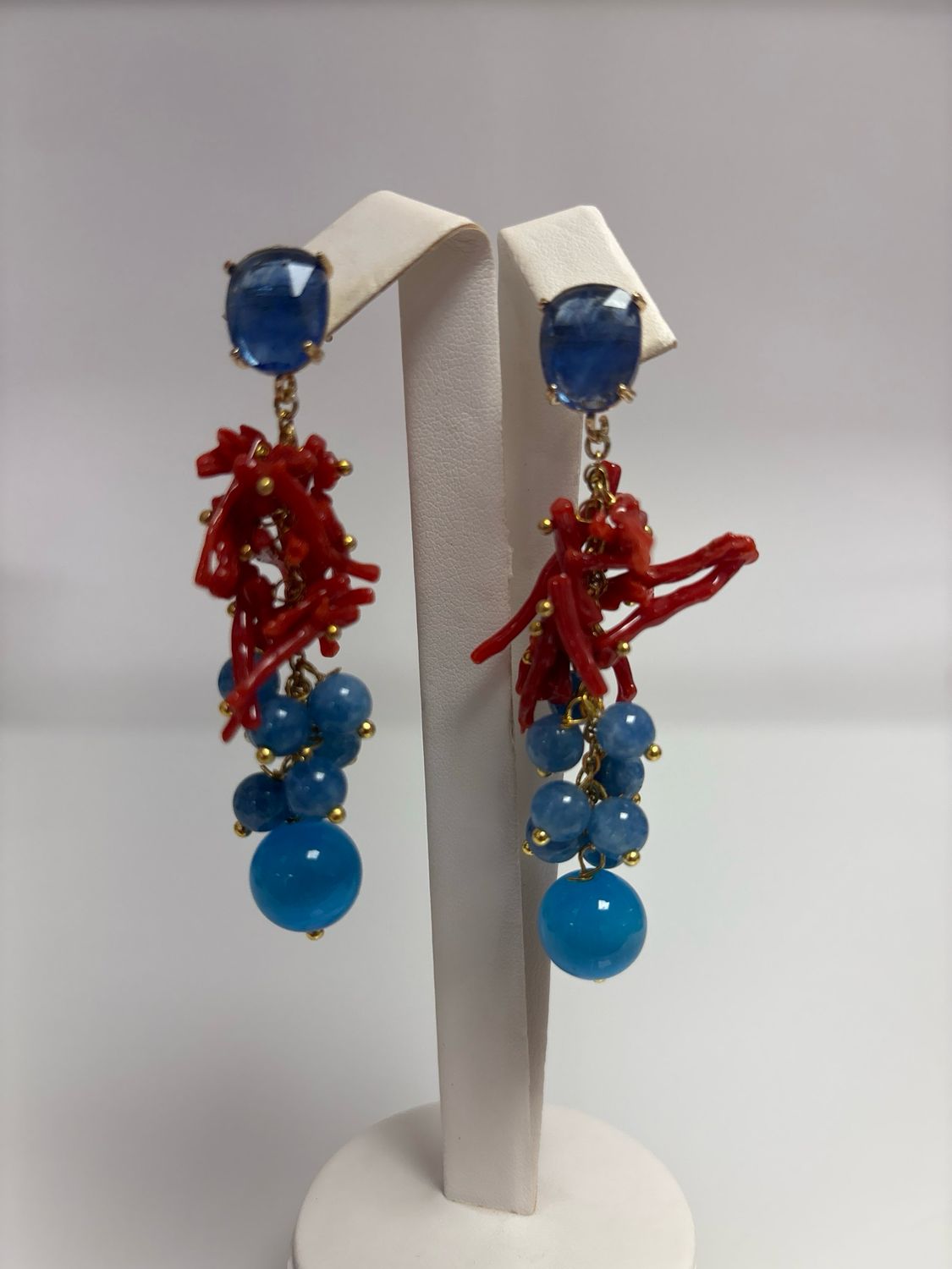 Orecchini in bronzo 925 rodiati color oro con quarzi di colore blu scuro e frange in corallo mediterraneo