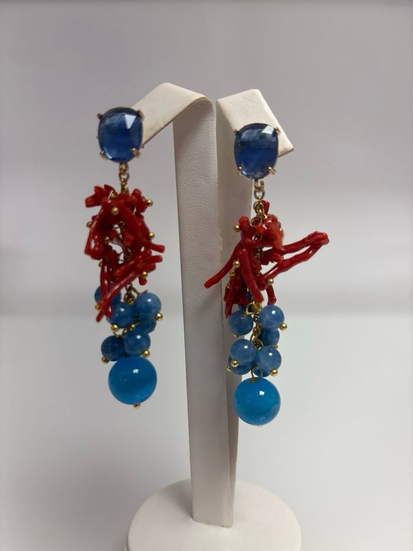 Orecchini argento 925 rodiati color oro con quarzi di colore blu scuro e frange in corallo mediterraneo