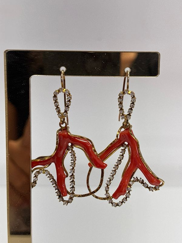 Orecchini in argento 925 rodiato color oro, con ramo in corallo mediterraneo e zirconi